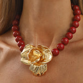 Collier floral perlé – Style audacieux et coloré