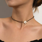 Collier court à perles noires et fleur – style élégant et moderne