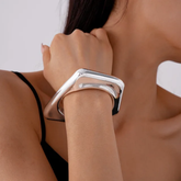 Bracelet carré minimaliste en acrylique – style épuré et design ouvert