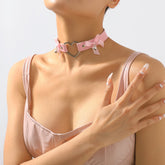 Collier ras-du-cou cœur géométrique avec nœud papillon et grelot