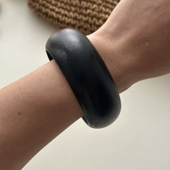 Bracelet large en résine – forme géométrique et motif léopard