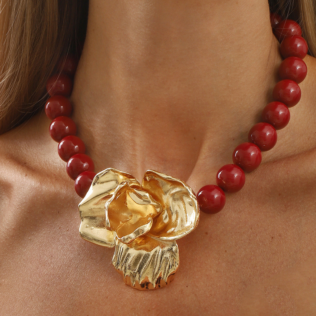 Collier floral perlé – Style audacieux et coloré