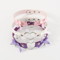 Collier ras-du-cou cœur géométrique avec nœud papillon et grelot