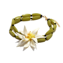Collier fleuri artisanal en perles