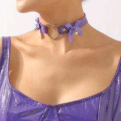 Collier ras-du-cou cœur géométrique avec nœud papillon et grelot