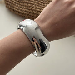 Bracelet large en résine – forme géométrique et motif léopard