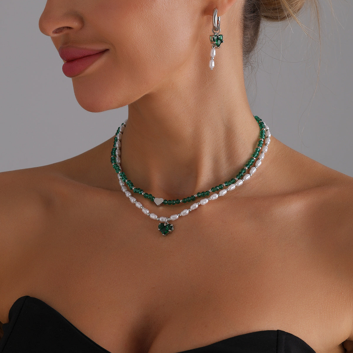 Parure cœur en perles irrégulières et cristaux – style chic et sophistiqué