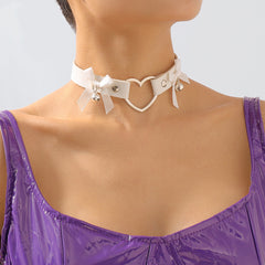 Collier ras-du-cou cœur géométrique avec nœud papillon et grelot