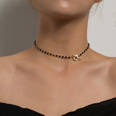 Collier court à perles noires et fleur – style élégant et moderne