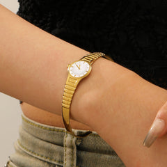 Bracelet-Montre Créatif en Acier Inoxydable Doré 18K – Style Minimaliste et Luxueux, Finition Goutte d’Huile, Ouvert