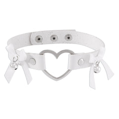 Collier ras-du-cou cœur géométrique avec nœud papillon et grelot