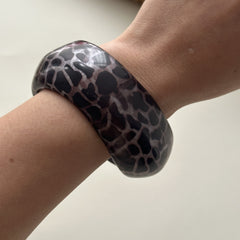 Bracelet large en résine – forme géométrique et motif léopard