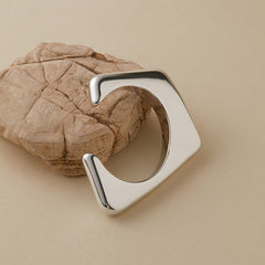 Bracelet carré minimaliste en acrylique – style épuré et design ouvert