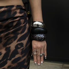 Bracelet large en résine – forme géométrique et motif léopard