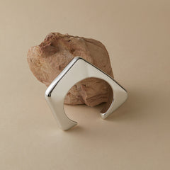 Bracelet carré minimaliste en acrylique – style épuré et design ouvert