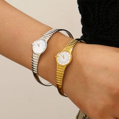 Bracelet-Montre Créatif en Acier Inoxydable Doré 18K – Style Minimaliste et Luxueux, Finition Goutte d’Huile, Ouvert