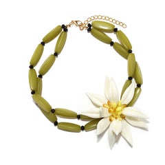 Collier fleuri artisanal en perles