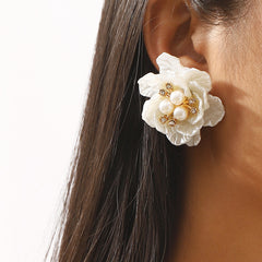 Boucles d’oreilles camélia perlé