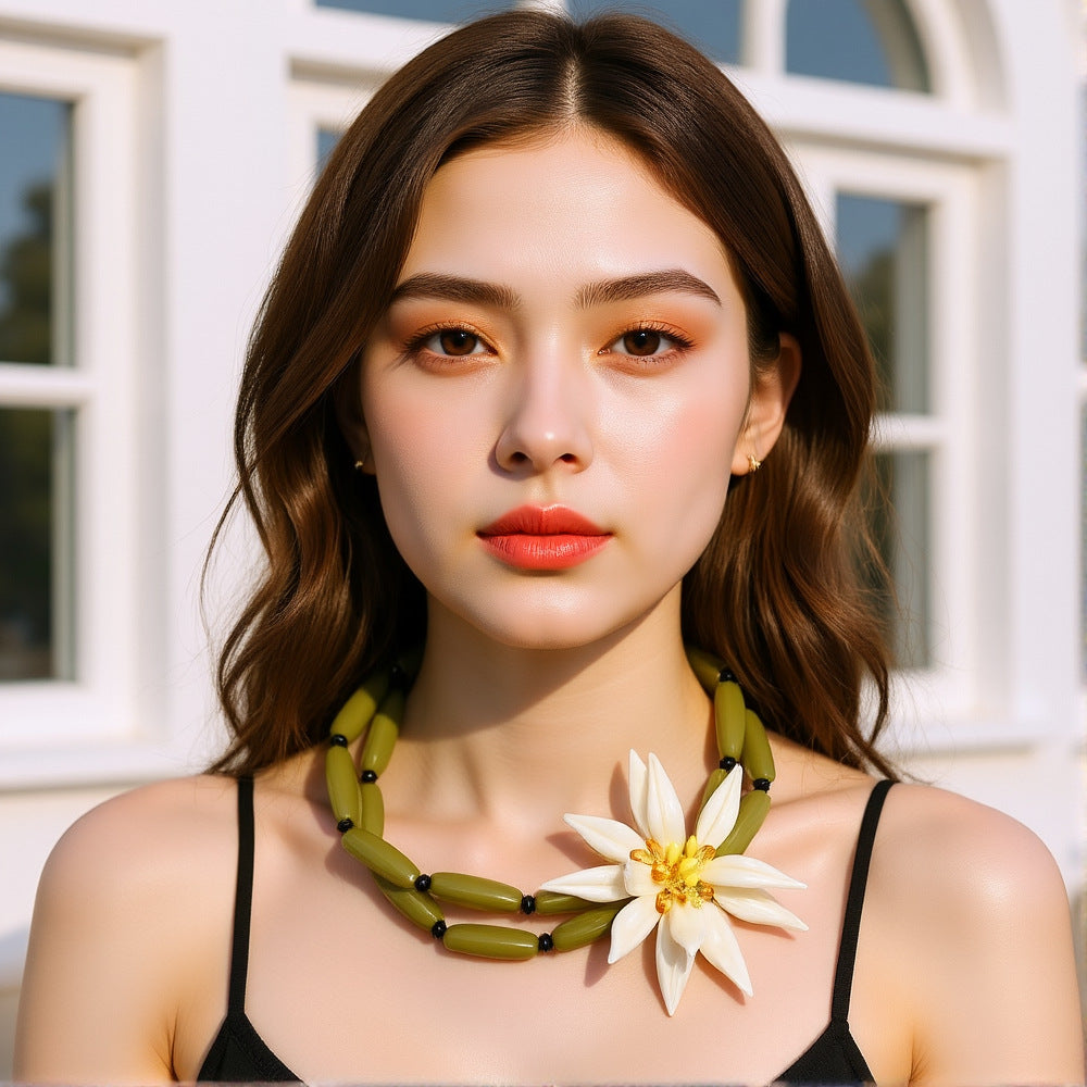 Collier fleuri artisanal en perles