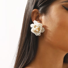 Boucles d’oreilles camélia perlé