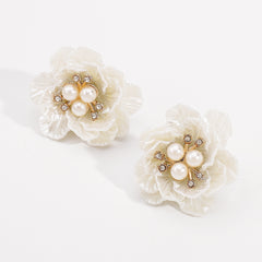 Boucles d’oreilles camélia perlé