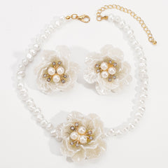 Boucles d’oreilles camélia perlé