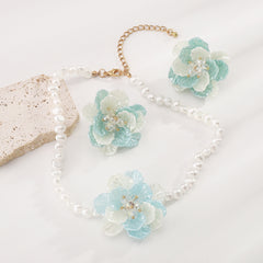 Boucles d’oreilles camélia perlé