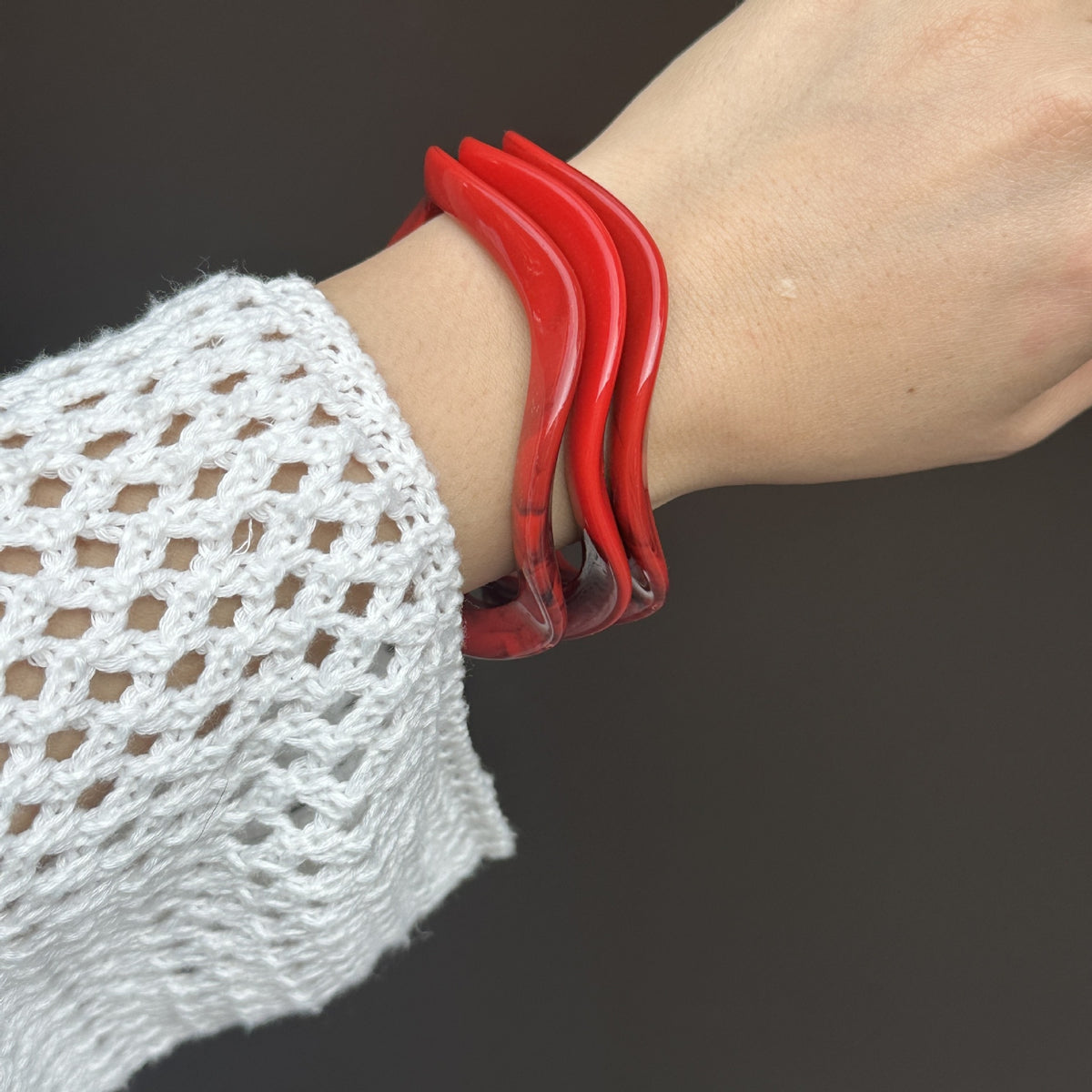 Bracelet rouge Angola – style tendance et géométrique