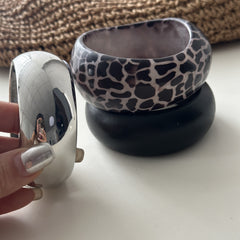 Bracelet large en résine – forme géométrique et motif léopard