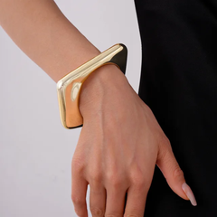 Bracelet carré minimaliste en acrylique – style épuré et design ouvert