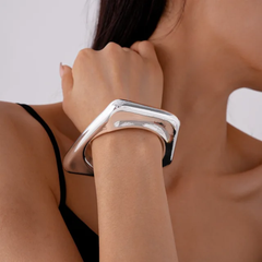 Bracelet carré minimaliste en acrylique – style épuré et design ouvert