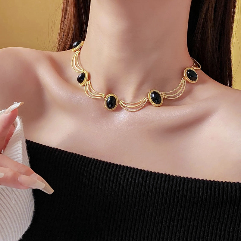 Collier femme Vintage – Métal noir ovale, style rétro, argenté