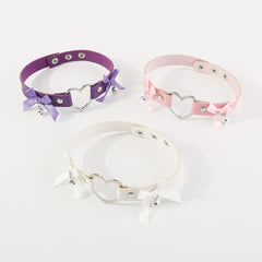 Collier ras-du-cou cœur géométrique avec nœud papillon et grelot