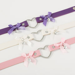 Collier ras-du-cou cœur géométrique avec nœud papillon et grelot