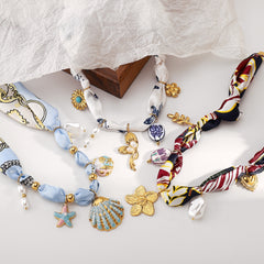 Collier ruban à pendentif fleur en céramique