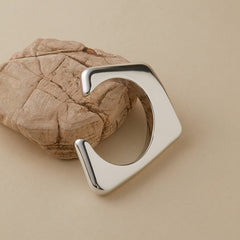 Bracelet carré minimaliste en acrylique – style épuré et design ouvert